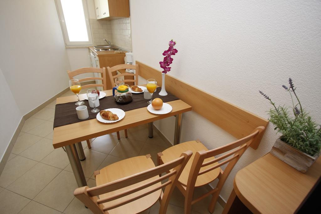 Apartments Neva Makarska Habitación foto