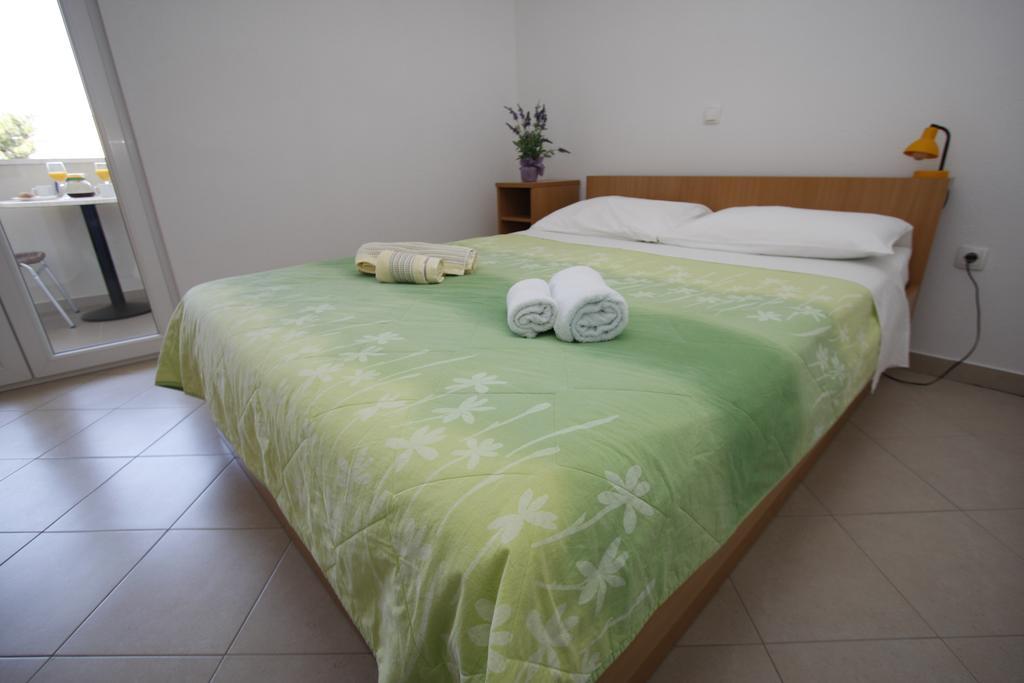 Apartments Neva Makarska Habitación foto