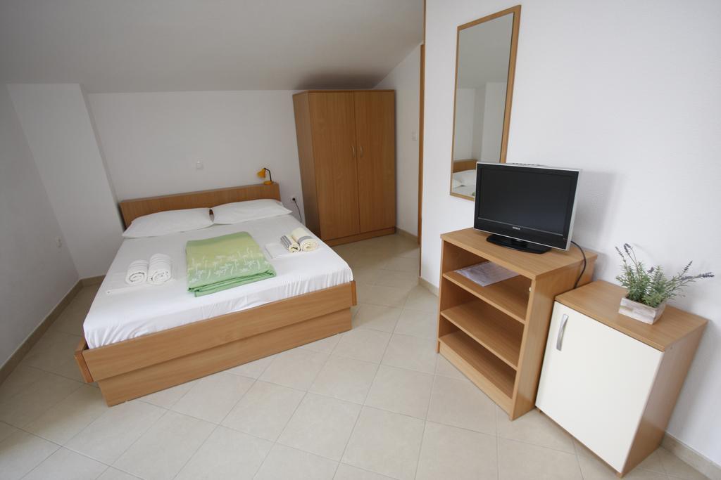 Apartments Neva Makarska Habitación foto