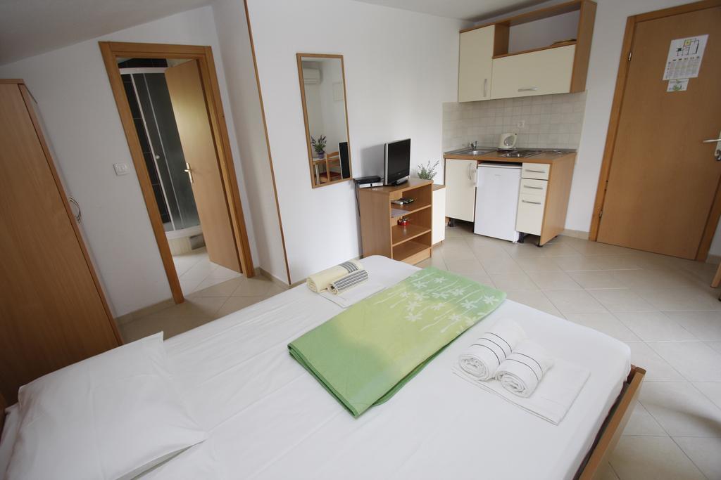 Apartments Neva Makarska Habitación foto